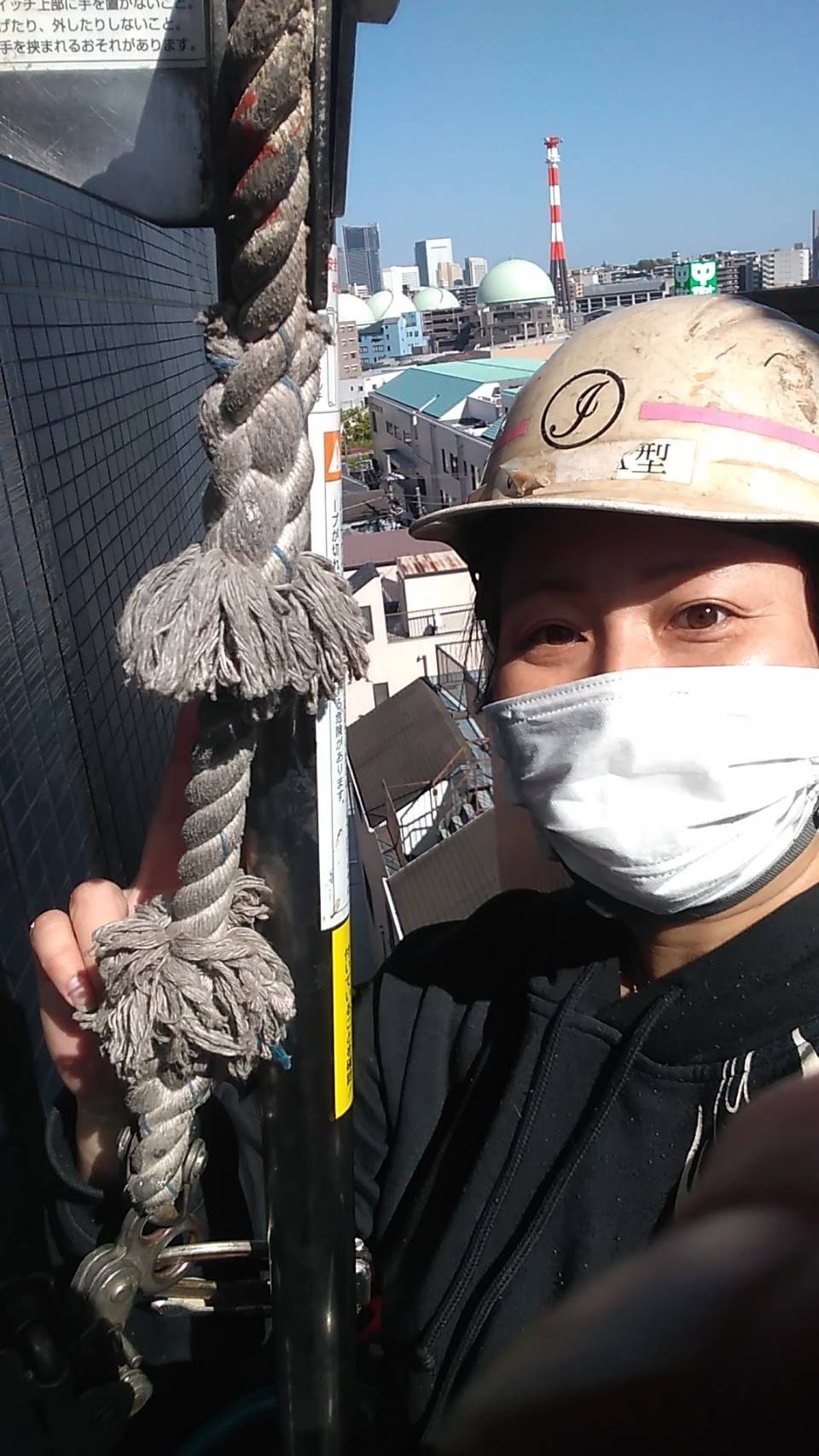 現場でヘルメットとマスクを着用した代表